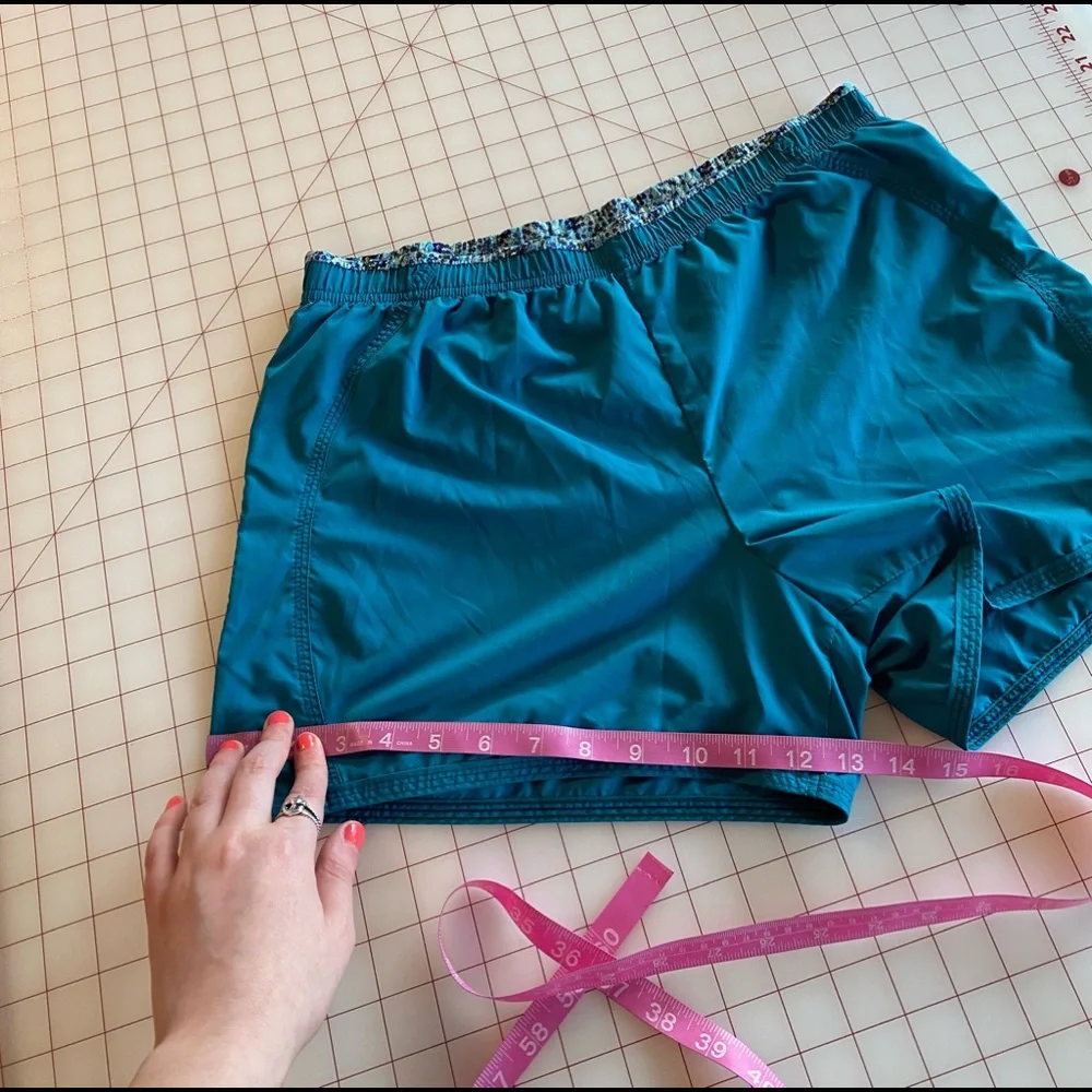 New Balance women’s turquoise blue floral athletic running shorts size medium